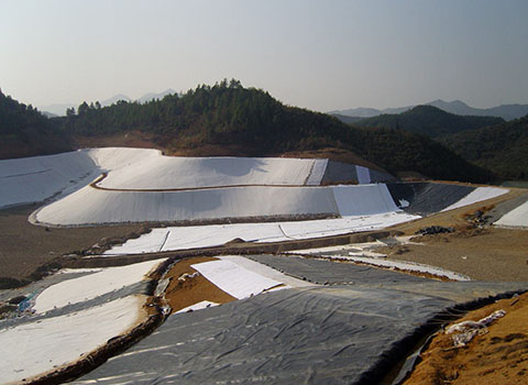 上海防滲膜公司介紹：鋪設(shè)防滲膜要注意的事項